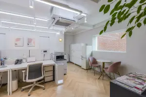 헤링본 마루와 핑크 포인트의 감각적인 사무실